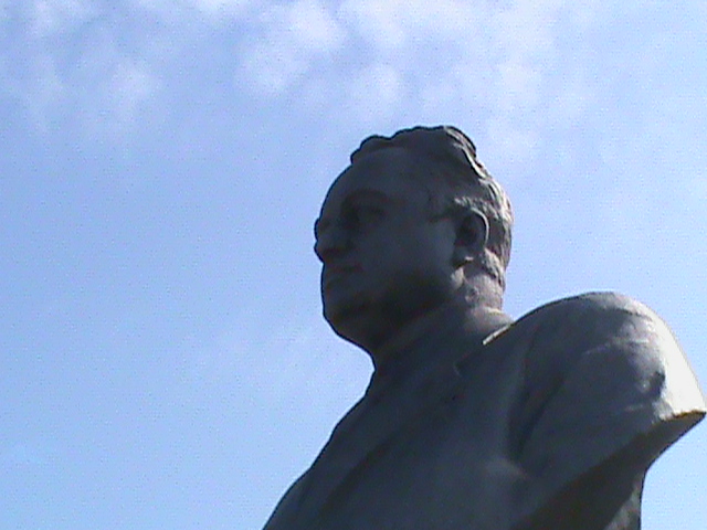 Памятник Макееву.JPG