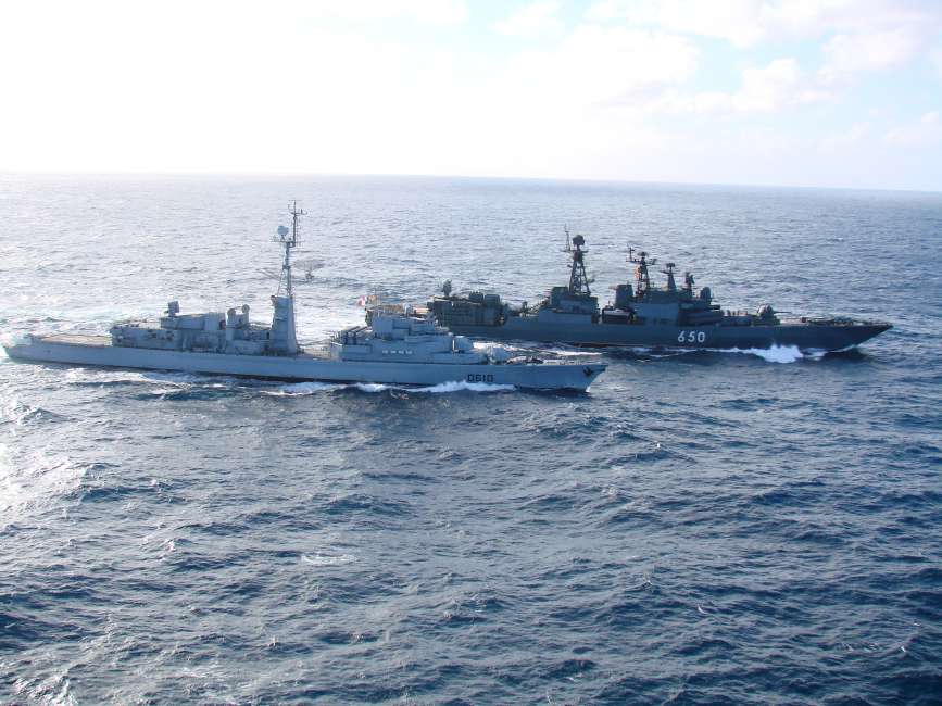 le_destroyer_russe_admiral_chabanenko_et_la_fregate_asm_tourvilleт.jpg