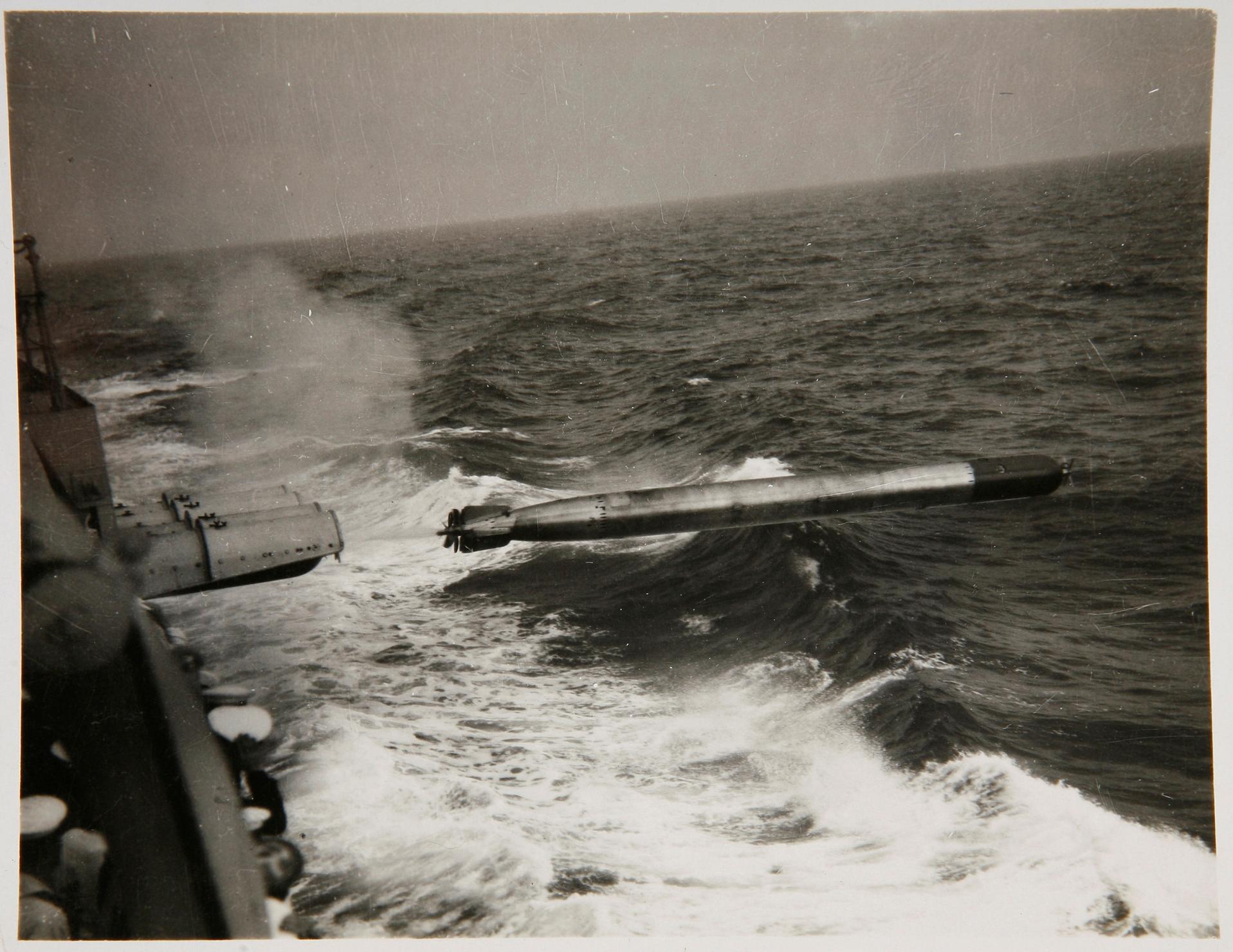 Torpedo fired from HMAS AUSTRALIA.jpg