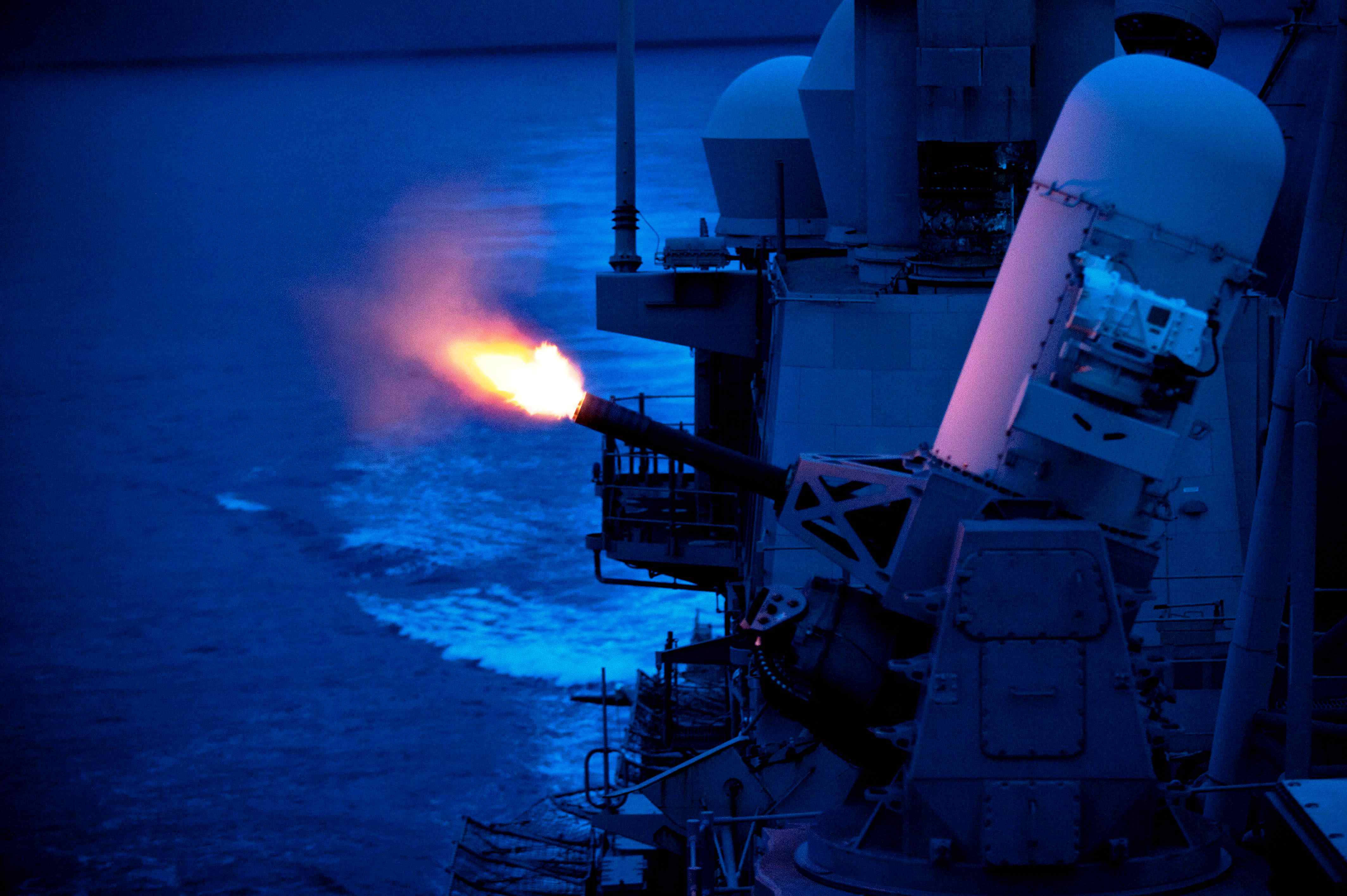 USS Cowpens - стрельба Вулкана.jpg