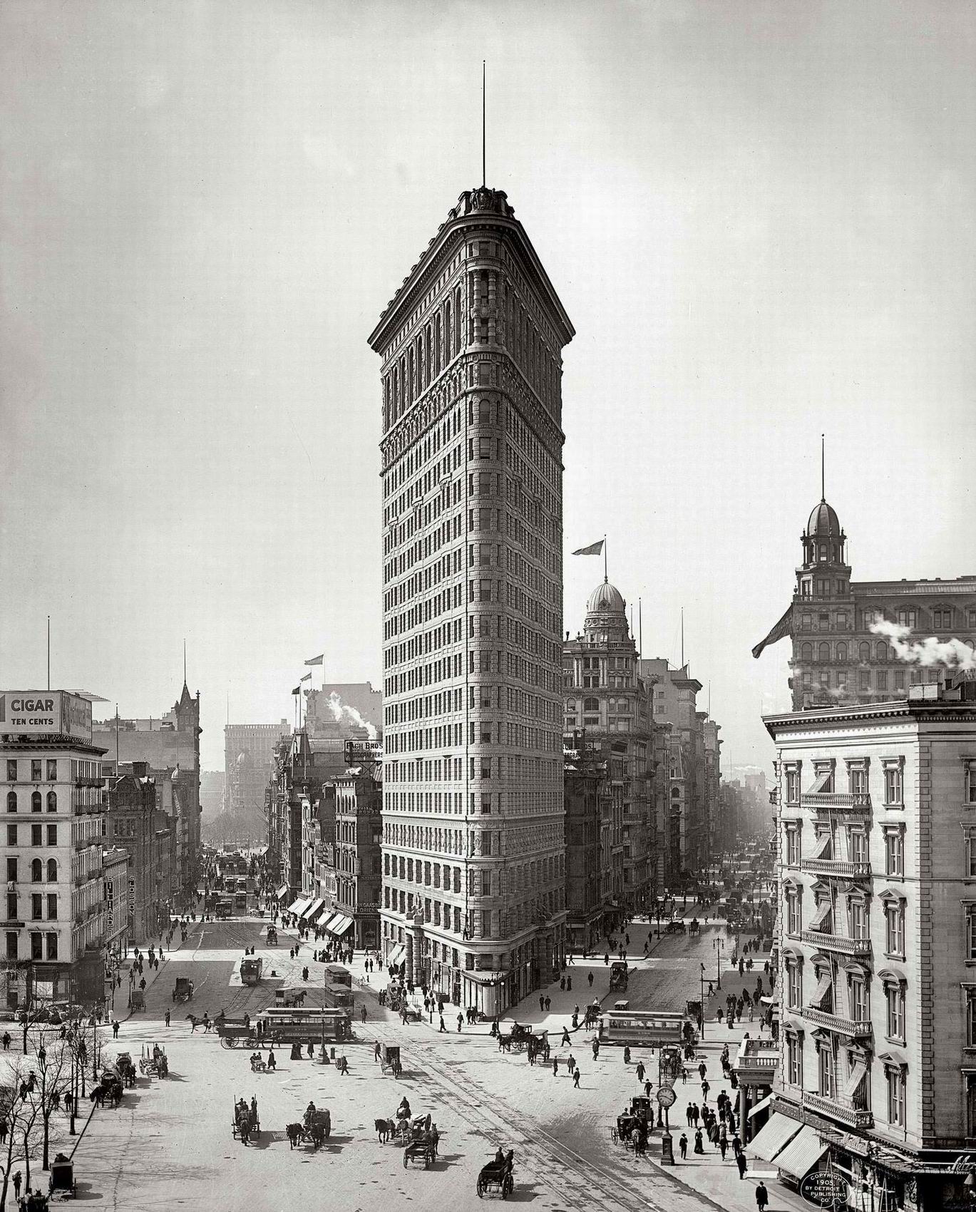 New York circa 1905. Flatiron Building, Broadway and Fifth Avenue.jpg
