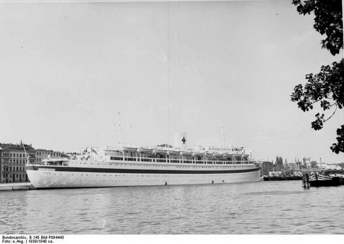 Bundesarchiv B 145 Bild-P094443, Stettin, ''Wilhelm Gustloff'' als Lazarettschiff.jpg