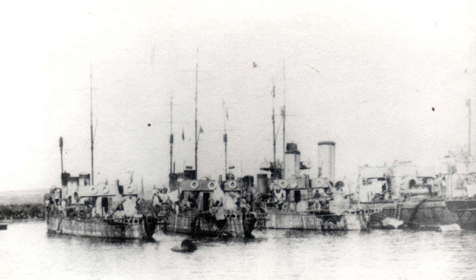 русские корабли в Бизерте, справа - КАПИТАН САКЕН.jpg