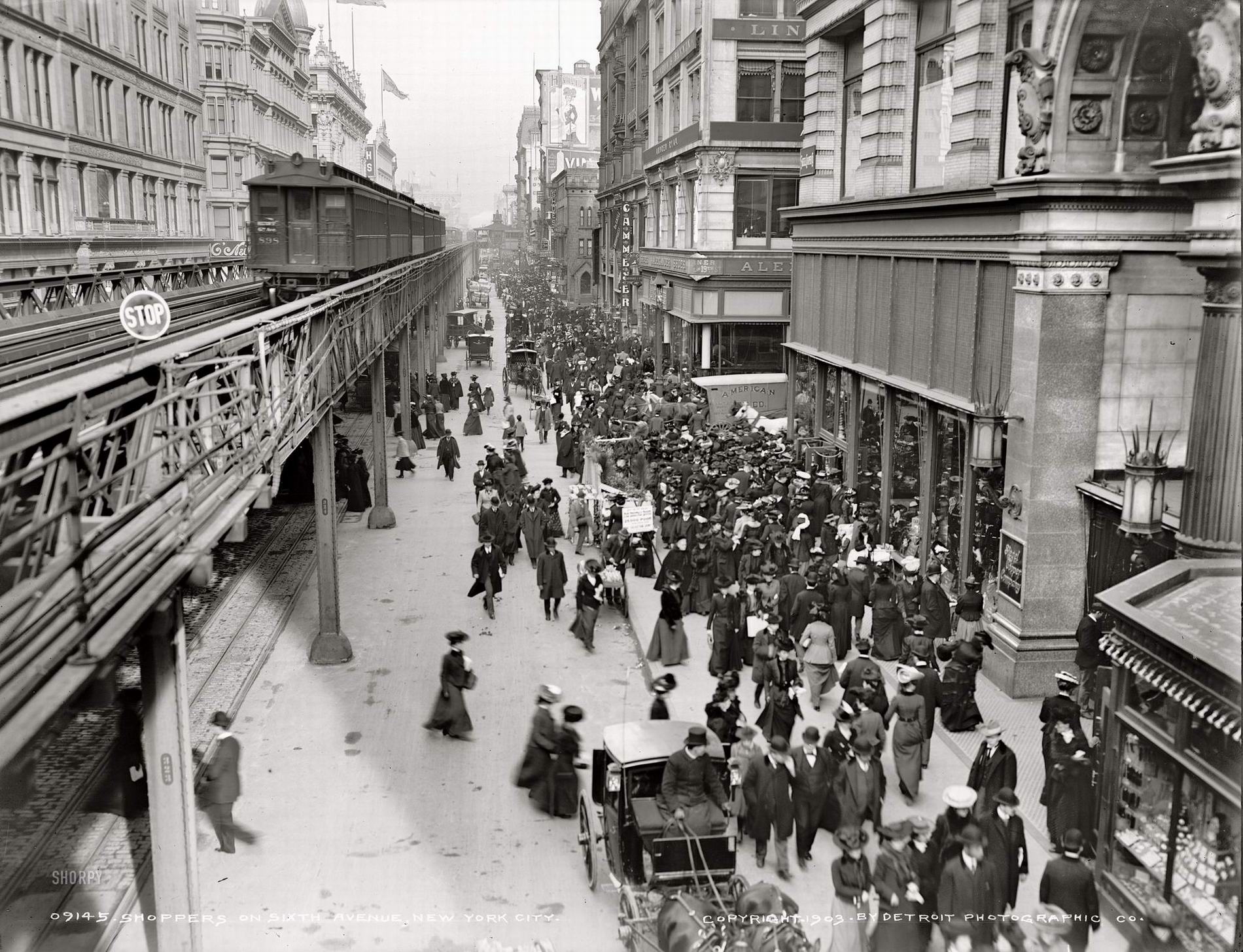 1903 год. Толпы прохожих и покупателей у магазинов на 6-й Авеню и эстакада Elevated Railway.jpg