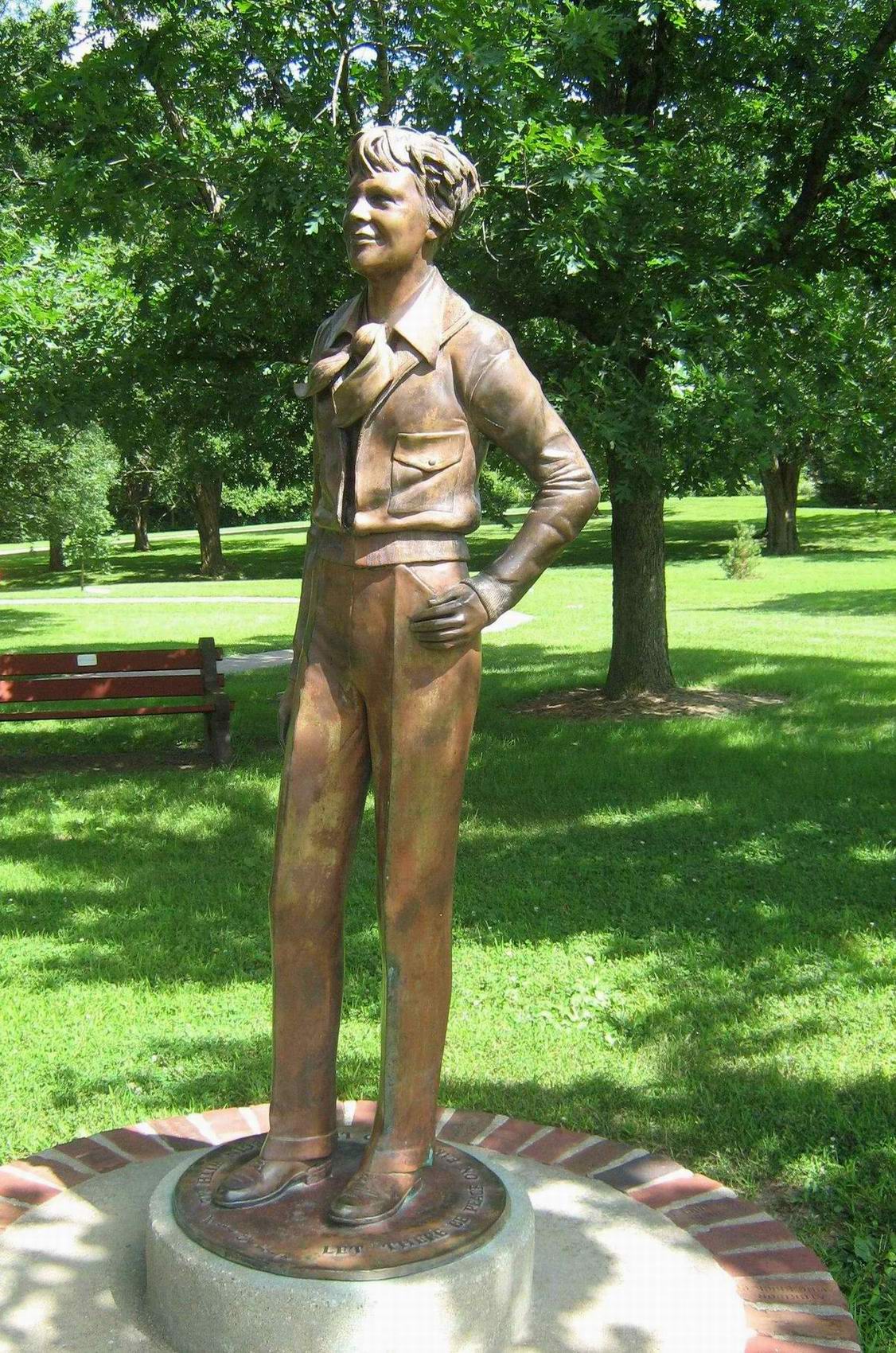 Статуя А.Э. в Атчисоне.jpg